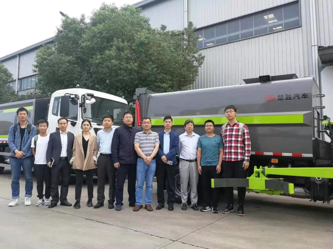 驚艷！“智能機(jī)械臂”自裝卸式垃圾車震撼問世